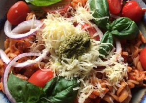 Pasta bolognese kipgehakt