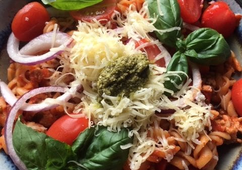 Pasta bolognese kipgehakt