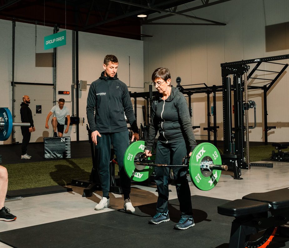 vrouw aan het deadliften
